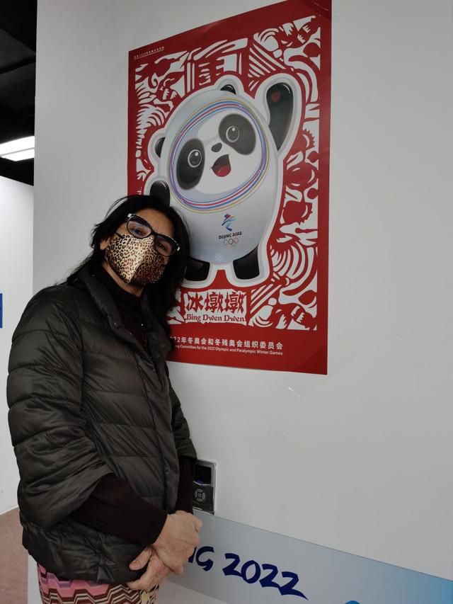2000年版《龙与地下城》海报2000年代大多理发馆都改为美容店，装修豪华、面积大、美发师、技师、助理等等服务众多，理发、美容、烫发、焗油等项目繁多，服务周到，美容美发是一种舒服与享受;2001年，小说《再见了，可鲁》在日本与读者出版，在8个月内13次刷新销售记录，可鲁也被称之为;21世纪最赚眼泪的小狗，感动了3亿亚洲读者，收获了无数眼泪